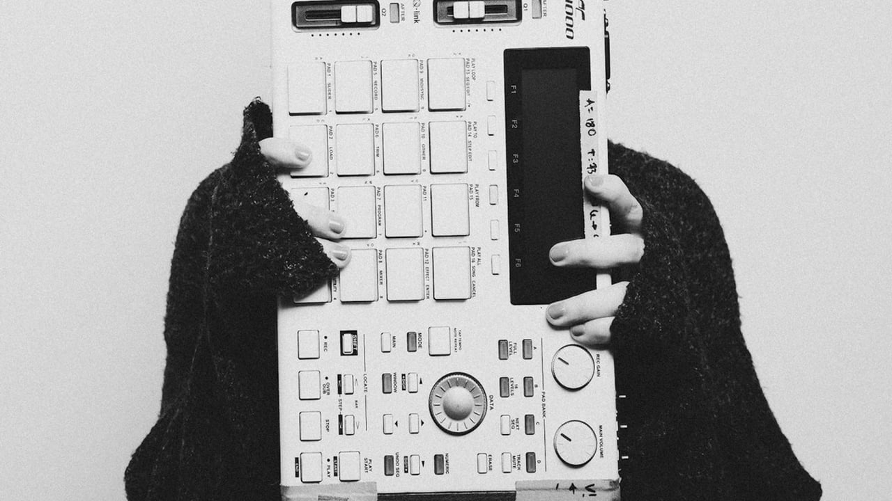 Ela Minus
