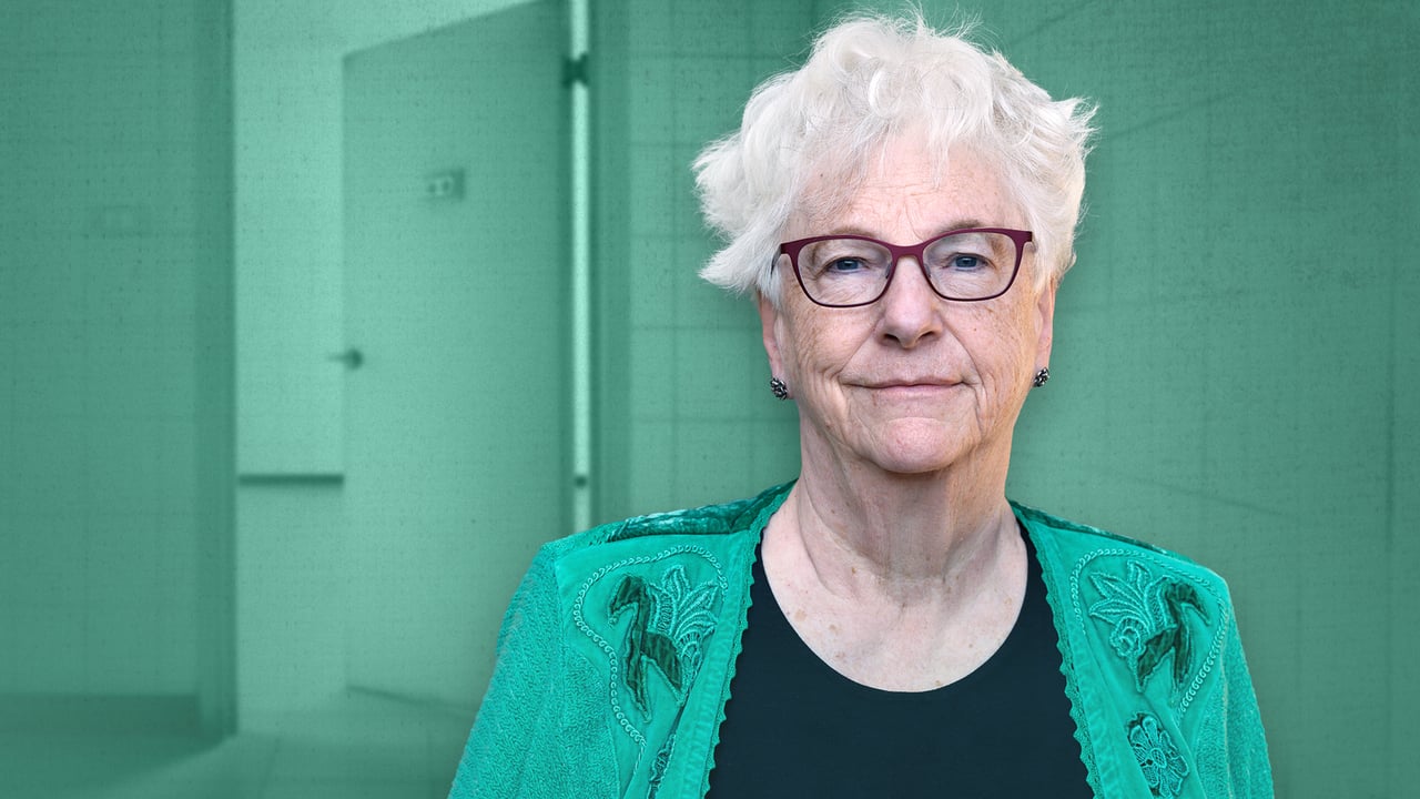 Bak lukkede dører