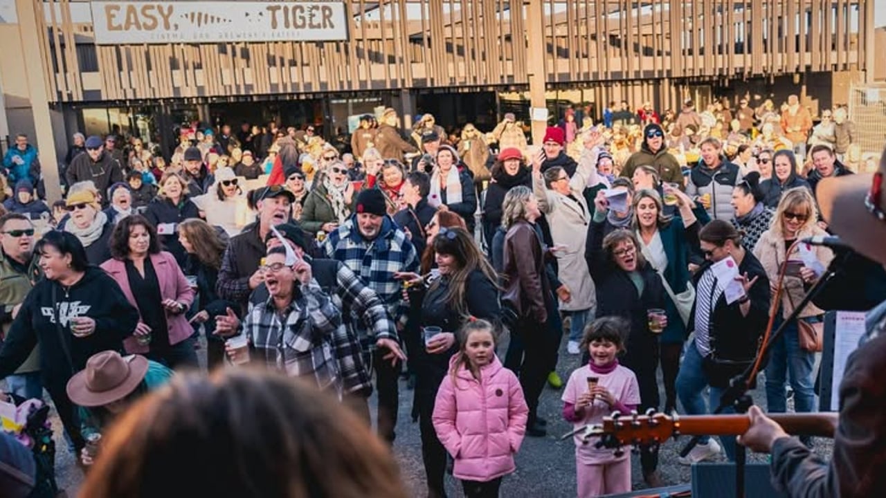 Country Pub Chorus: The Wolfe Brothers – Easy Tiger