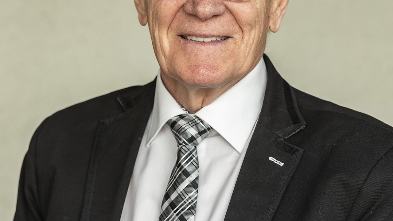 Séra Pálmi Matthíasson þjónar í kvöldmessu í Bústaðakirkju