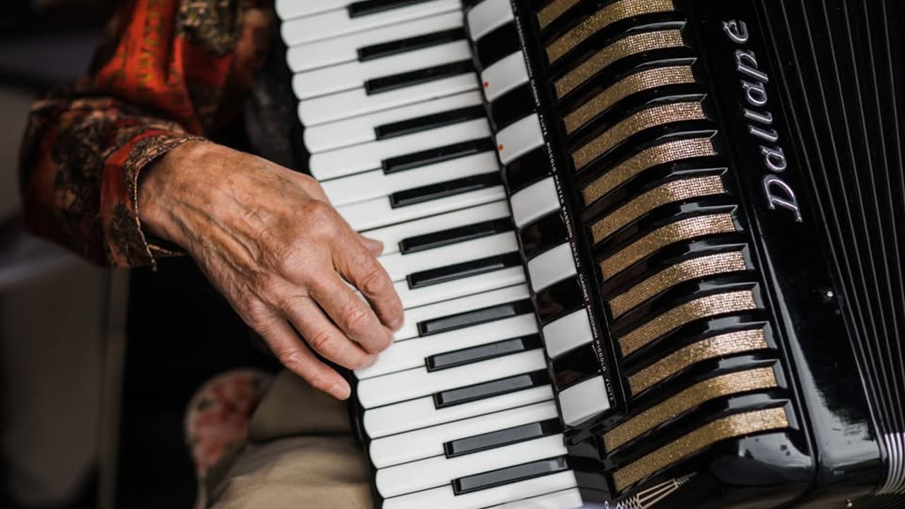 Harmonikuhátíð og heyannir / The Reykjavík Accordion Festival and Haymaking