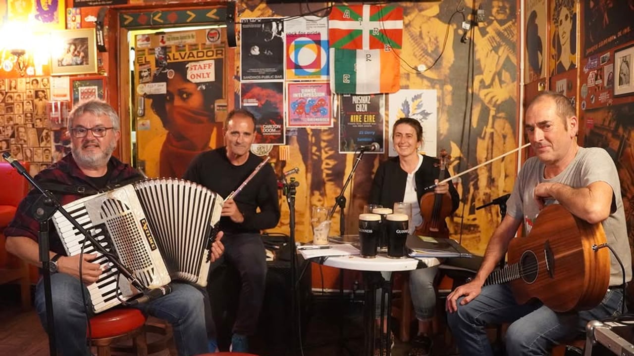AIRE EIRE leika tónlist á Vagninum