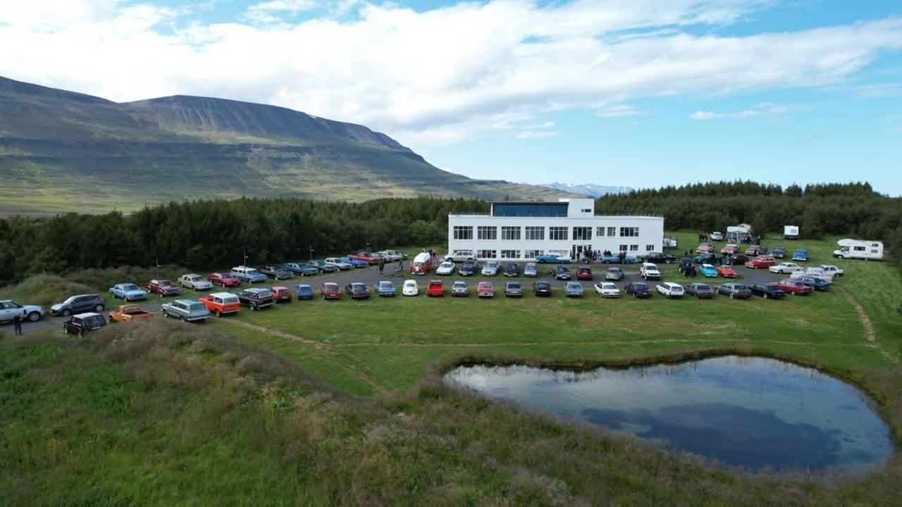 Verslunarmannahelgin-Laugardagur. Fornbílasýning við Hótel Hjalteyri.