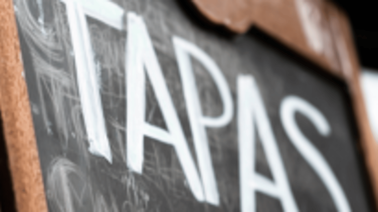 Tapasboks for 2 personer m. 1 fl. koncertvin - d. 22. aug. 2026