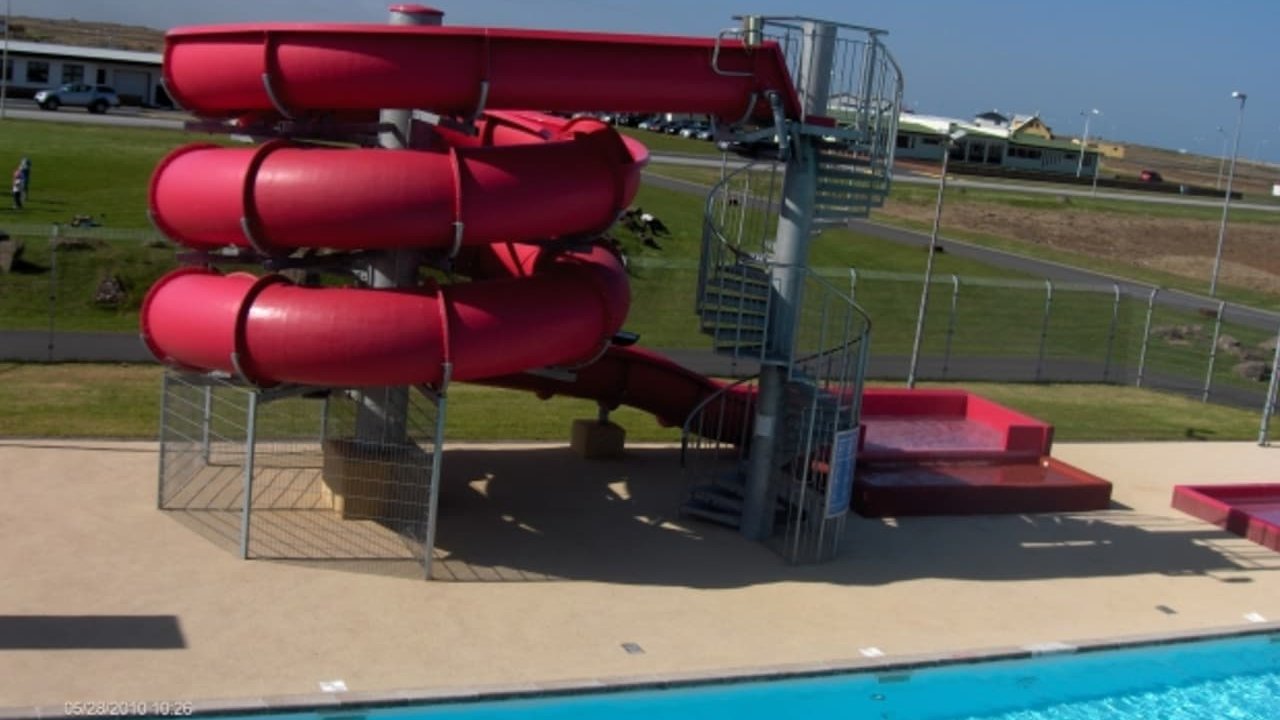 Garður Swimming pool
