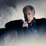 Tom Jones - COME GATHER ROUND 2026 | Ticket + Hotel