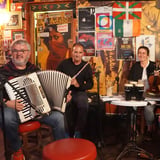 AIRE EIRE leika tónlist á Vagninum