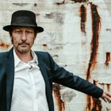Tom Roger Aadland i sommarhagen på Høiland Gard