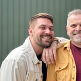 MENS VI ER HER - med Hans Pilgaard og Jobbe Pilgaard